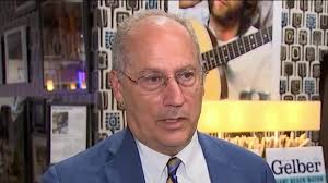 Reeligen al alcalde Dan Gelber y restringen venta de alcohol en Miami Beach