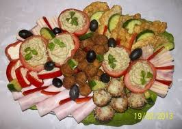 2 margini opuse se intorc aproximativ cate 2 cm peste le vom taia la o grosime de aproximativ 2 cm si le asezam direct pe platoul pentru servire. Platouri Aperitive Food Food And Drink Appetizers For Party