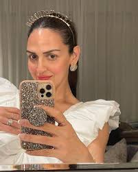 9 Potret Artis Bollywood Esha Deol Rayakan Ulang Tahun Ke-40