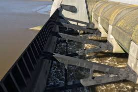 Es kam aber wegen der starken veränderung der tideverhältnisse unterhalb der abdämmung zu einer so nicht vorhergesehenen versandung, durch die vorflut und schifffahrt gefährdet wurden. Eidersperrwerk Im Norden Dithmarschens An Der Grenze Zu Nordfriesland Buesum Live De