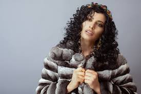 Dietro al capello riccio si nascondono anni di discriminazione che ci hanno portato a cambiare la loro forma, abbiamo dovuto fare una lunga strada verso l'accettazione che ora ci regala la libertà di scegliere come portare i nostri capelli senza più paura del giudizio. Immagini Ragazza Capelli Neri Pelliccia Capelli Ricci Pettinatura