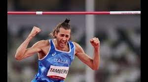 Sorride gianmarco tamberi che si è qualificato per la finale del salto in alto ai giochi di tokyo 2020. 4oeesgnc1jqqfm