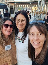 Divina mesa de comedor estilo Chippendale 😍 Mide 130 cm , 110 cm y 78 cm  alto. El espejo biselado tiene su marco de pinotea.. Y mide 160 cm x 63 cm