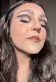 Donyale Luna foi a primeira mulher afro-egípcia a aparecer na capa da  Vogue. Isso foi nos anos 60. Que tarde! A razão pela qual a amo são seus  olhos, os quais ela maquiava com frequência dessa forma, ...