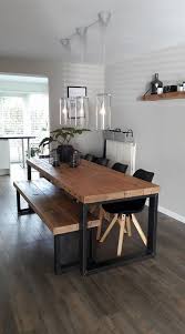 Esstisch Und Bank Aus Holz Und An Der Wand Das Robuste Wandregal Mit In 2020 Esszimmerdekoration Esszimmertisch Holztisch Esstisch