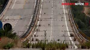 Il ponte morandi di agrigento è chiuso da mille giorni.era il 16 marzo del 2017 quando l'anas decise di interdire il passaggio delle auto, dopo la diffusione da parte di mareamico di immagini che ritraevano alcuni piloni fortemente ammalorati. Ponte Morandi Chiuso Da 29 Mesi L Erba Spunta Dalle Giunture