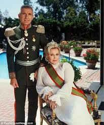 Is This An Appropriate Way To Celebrate Your Anniversary Zsa Zsa Gabor S Husband Assembles A Motley Crew For Wedding Party Zsa Zsa Celebrity Moms Zsa Zsa Gabor