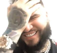 This is a new song by farruko. Ridiculo De Una Superestrella Del Regueton En Un Concierto Atencion A Su Pelo