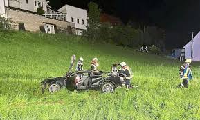 Get inspired by our community of talented artists. Unfall Unter Alkoholeinwirkung Auto Uberschlagt Sich Mehrfach Auf B 32 Bei Burladingen Killertal Burladingen Schwarzwalder Bote