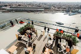 Draufgänger und abenteuerlustige schaukeln in 100 meter höhe hin und her über den rand des a'dam toren mit amsterdam zu ihren füssen. Amsterdam Lookout Eintritt Online Tickets Offnungszeiten Infos