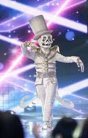 Mit seinen unglaublichen auftritten hat es sich in die herzen der fans und des rateteams gesungen. 220 Masked Singer Ideas Singer Singing Competitions Singer Costumes