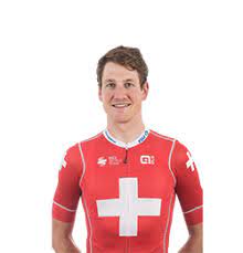 Küng g'alaba qozondi individual intilish da velosipedda velosipedda uchish bo'yicha 2015 yilgi uci jahon chempionati, urishdan keyin. Stefan Kung