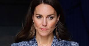 Thân vương William xúc động trước hành động của người dân dành cho Vua  Charles và Vương phi Kate