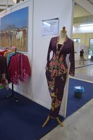 Baju kurung tradisional adalah lebih labuh dan longgar berbanding dengan baju kurung moden. Jenis Jenis Kebaya Di Malaysia Wikipedia Bahasa Melayu Ensiklopedia Bebas