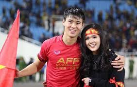Duy mạnh was promoted to hanoi fc first team in 2015 season and instantly became an important part of the team, he won 2015 v.league 1 best young player award at the end of the season. Duy Máº¡nh Táº·ng Qua Cá»±c Ä'áº¯t Tiá»n Má»«ng Sinh Nháº­t Sá»›m Báº¡n Gai