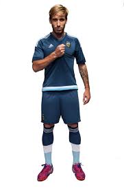 La nueva albiceleste es un homenaje al país patagónico, con líneas más gruesas y variedad de celestes donde se presencia el territorio gaucho. Oficial Adidas Presento La Nueva Camiseta Alternativa De Argentina 2015 Marca De Gol