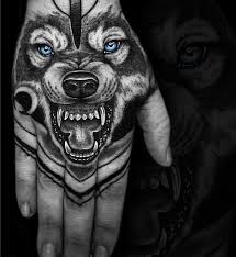Black And White Wolf Tattoo With Blue Eyes Hier Ist Ein Schwarzer Zahnefletschender Wolf Mit Schonen Blauen Augen Idee Augen Blauen Ein Hier Idee Hand Tattoos Wolf Tattoo Design Wolf Tattoo