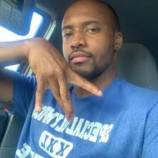 Everett Simmons's Instagram, Twitter & Facebook