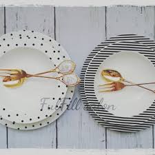 シンプルなデザイン でも女子力高い そんな食器をイメージして作ってみました 同じ白磁で 6セット制作予定 まずは この2セット 6セット 全部デザイン変えて でもボウルとプレートの組み合わせを好きに楽しめる そんなセットを作ります ポーセラー