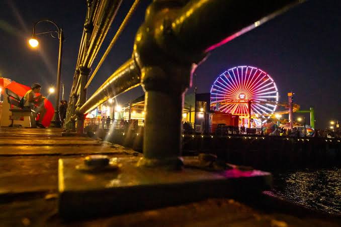 Attempted robbery near Santa Monica Pier turns into shooting; victim shot in leg, suspects at large