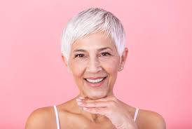 Femme de 60 ans bien coiffée avec des cheveux blancs. Beaute Femme Senior Conseils Pour Bien Porter Vos Cheveux Blancs