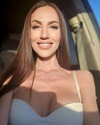 Kendra Dotson's Instagram, Twitter & Facebook