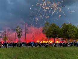 Den dritten cupsieg der vereinsgeschichte feiern die fans mit der mannschaft in der stadt. 10 000 Fcl Fans Feiern Den Cupsieg Regiofussball Ch
