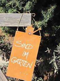 Das schild und die hier wohnende spinne haben wohl schon viele züge hier vorbeifahren gesehen. Edelrost Schild Mit Giesskanne Sind Im Garten Angels Garden Dekoshop