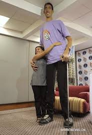 World S Tallest Man Promotes Guinness World Records 2011 Book 2 Tall Guys Tall People Giant People