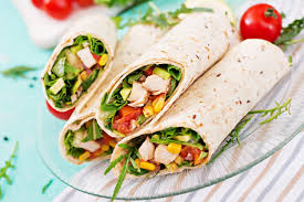 .carne di pollo (burrito di pollo) o di manzo, se parliamo di burritos di carne, oppure con verdure i burritos possono essere farciti in vario modo e sono differenti dai tacos messicani perché sono. Burritos Avvolge Pollo E Verdure Burrito Di Pollo Cibo Messicano Foto Gratis
