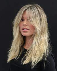 50 Besten Geschichteten Haarschnitte Und Frisuren Fur 2020 Haarberater Willkommen Im Blog Frisur Lange Haare Pony Haarschnitt Haare