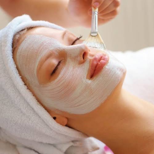 Mujer recibiendo un tratamiento de spa facial relajante