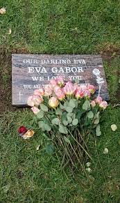 Die aus budapest stammende hollywoodschauspielerin zsa zsa gabor erhält in ihrer geburtsstadt ein ehrengrab. Zsa Zsa Gabor Zsa Zsa Gabor Grave Memorials Zsa Zsa