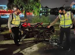 Adu Banteng Di Waduk Unesa Satu Motor Terbakar Wartagres Com