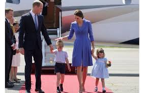 030 / 404 16 35 Die Jungen Windsors Bei Ihrer Ankunft In Berlin Tegel Prinz William Prinz George Herzogin Kate Und Die Kleine Prinzessin Charlotte Auf Dem Roten Teppich Vor Dem Koniglichen Privatjet Stuttgarter Nachrichten