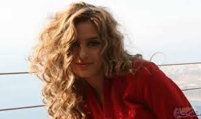 العكس حافظي على خصوصيتها قدر الإمكان وممكن أن تفتحي الموضوع بشكل عام مثلا أن هذا السن الحرج طبيعي أن تمر بتقلبات نفسية وقد يلجأ البعض لتلك العادة في سبيل تجربة النشوة الجنسية ولكنها في المستقبل قد تسبب بعض الأضرار السلوكية وتنعكس. Ø§Ù„Ù…Ù…Ø«Ù„Ù‡ Ù…Ø±Ø§Ù… Ø¹Ù„ÙŠ ÙƒÙˆÙ†ØªÙ†Øª