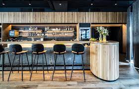 restaurant einrichtung scanaua schaan granit bar mit eichenstabchen id werkstatt restaura restauranteinrichtungen gastronomieeinrichtung restaurant bar