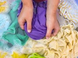 Gambar mewarnai orang sedang mencuci baju. Tips Mencuci Pakaian Bahan Satin Yang Nggak Boleh Kamu Hiraukan