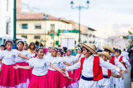 Cada pequeña región tiene un san juan, y estás celebran una reunión de pequeñas embarcaciones llamadas peñeros que trasladan a los san juanes a ocumare de la costa. 11 Bailes Y Danzas Tipicos De La Costa Peruana