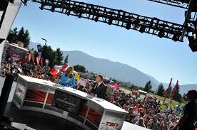 He graduated from the western academy broadcasting college in saskatoon. Kraft Celebration Tour Visits Tsn Broadcasts Sportscentre From Creston Creston Valley Advance