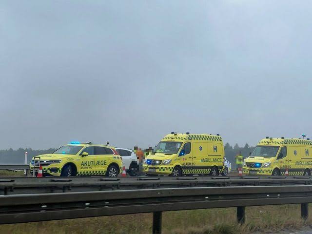 Uhyggelig hændelse ved motorvejsafkørsel: Dræbt foran pårørende på højlys  dag