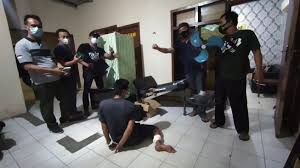 Sedangkan (yosep, 2009) berpendapat perilaku kekerasan adalah suatu keadaan dimana suatu keadaan ketika individu mengalami perilaku yang secara fisik dapat membahayakan bagi diri sendiri. Ridoy Bagi Pelaku Kekerasan Mv8tvlcnpsiazm Ridoy Bodo Video Kini Semakin Buming Dan Video Viral Bangladesh Twitter Ini Semakin Viral Ke Pelosok Belahan Penjuru Dunia News Viral
