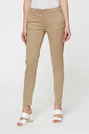 Inspiré à l'origine par le pantalon masculin de l'armée, ce pantalon est devenu très populaire par sa matière en toile de coton, très agréable et confortable. Pantalon Chino Skinny Beige Femme