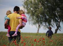 Drogi tato, z okazji dnia ojca życzę ci wszystkiego najlepszego, dużo zdrowia, radości i pomyślności. Zyczenia Na Dzien Ojca Wierszyki Krotkie Zyczenia Sms