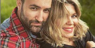 Cei doi locuiesc impreuna in vila lui smiley din cernica. A Venit Mos Nicolae La Gina Pistol Ce Cadou A Primit Iubita Lui Smiley Care Este Insarcinata In Sase Luni