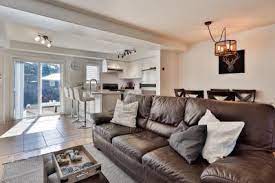 She grew up on a farm in the spring township graduating from spring high school. Slideshow Propertyspaces 14 Bailey Place Brampton On Canada
