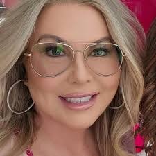 Julie Shaver's Instagram, Twitter & Facebook