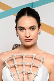 12 Makeup Red Carpet dan Gaya Rambut Terbaik di BAFTA Awards 2023