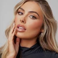 Leanna Parsons's Instagram, Twitter & Facebook