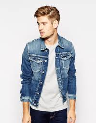 Désormais, il existe d'autres plus tendance comme ce modèle pas veste en jean homme. Liste Tendance 20 Idees Que Mettre Avec Une Veste En Jean Homme 2020 Fitostic Com Sport Mode Beaute Lifestyle Magazine